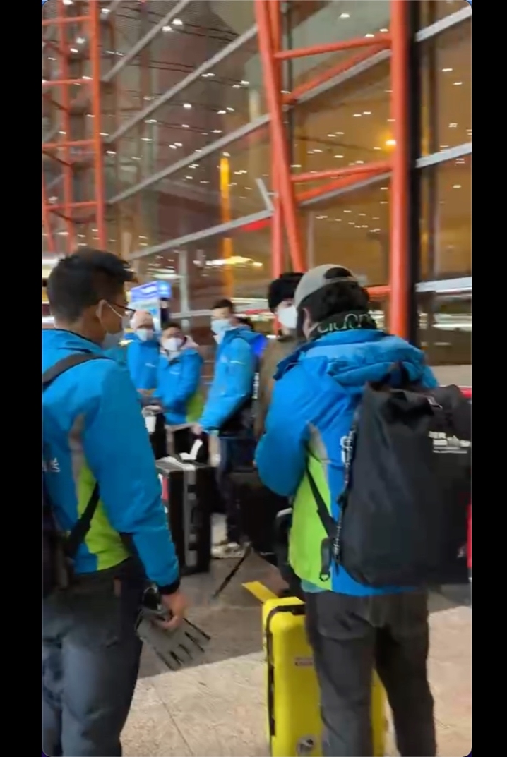 从菜鸟获悉,15日晚9时17分,菜鸟由重庆调集的第四批快递员,搭乘航班落地北京大兴机场,于16日投入北京药品以及生活物资的配送。