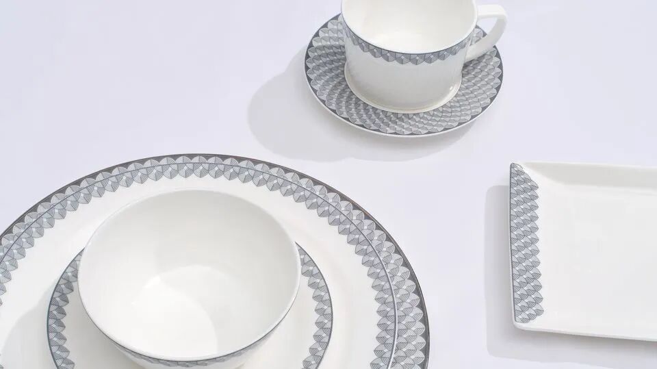 全新克里斯托弗头等舱餐具。