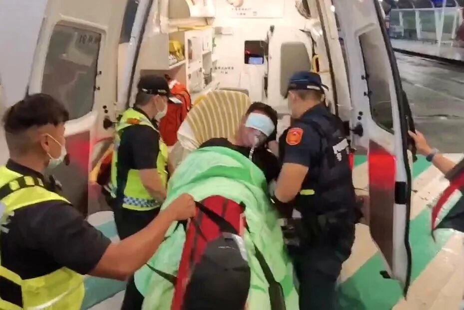 news-1-1 桃園國際機場第一航廈國泰航空員工休息室今天驚傳挾持人質案,1名男子疑因與他人發生糾紛,持水果刀闖入休息室,挾持1名實習生.警方獲報後迅速派員到場,經談判,勸導後掌握攻堅時機,由霹靂小組迅速進入現場制伏嫌犯,成功救出人質.記者季相儒/攝影